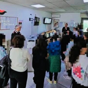 Gli studenti di Acireale e Pedara in visita alla Caserma dei Carabinieri: un’esperienza di educazione civica e legalità