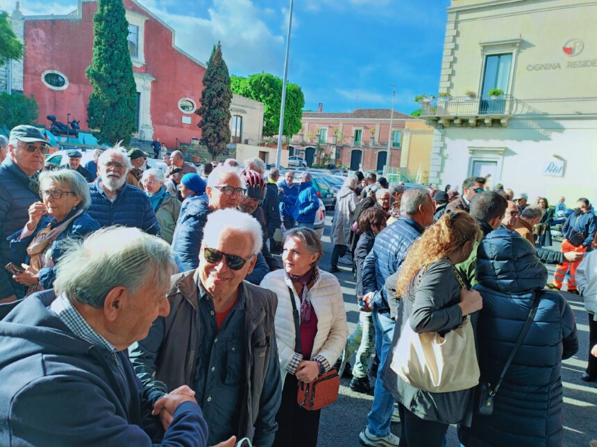 Porticciolo di Ognina: protesta pacifica tra striscioni, risarcimenti e misteriosi fondi spesi