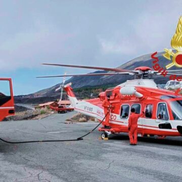 Etna, quota 3400 slm: i Vigili del Fuoco supportano l’INGV per la manutenzione della stazione di rilevamento