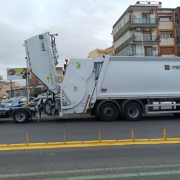 Raccolta rifiuti a Catania: scambi tra mezzi in pieno centro sotto gli occhi dei cittadini