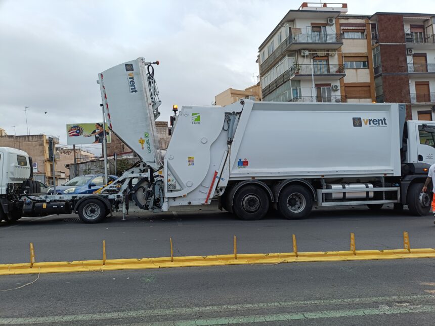 Raccolta rifiuti a Catania: scambi tra mezzi in pieno centro sotto gli occhi dei cittadini