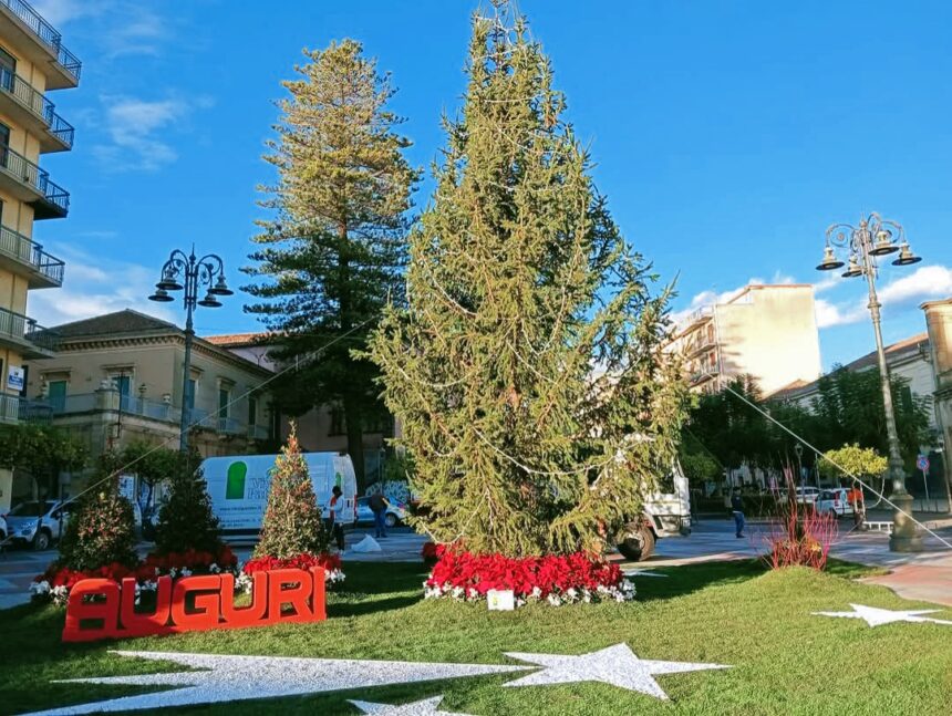 Acicatena: La Magia del Natale Trasforma Piano Umberto in un Incantevole Scenario Festivo