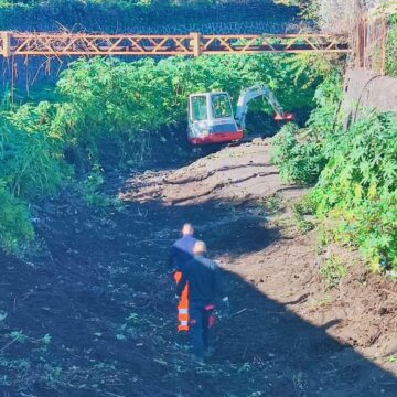 ACIREALE: FINALMENTE QUALCOSA SI MUOVE: PULIZIA DEL TORRENTE LINERA