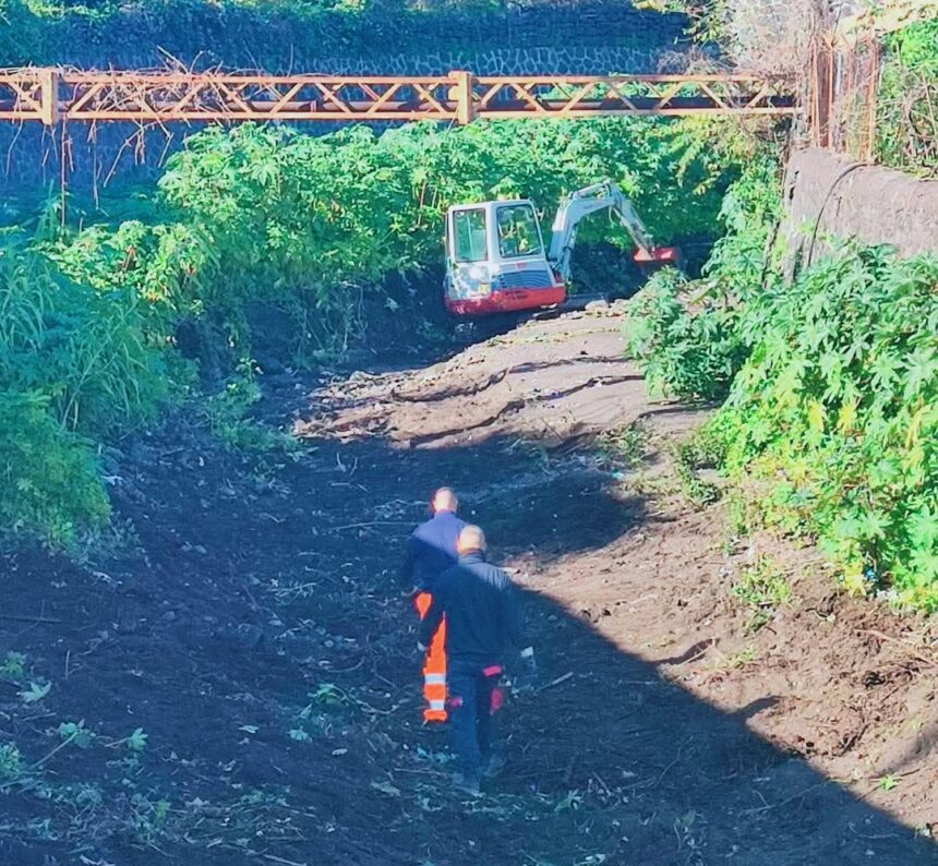 ACIREALE: FINALMENTE QUALCOSA SI MUOVE: PULIZIA DEL TORRENTE LINERA